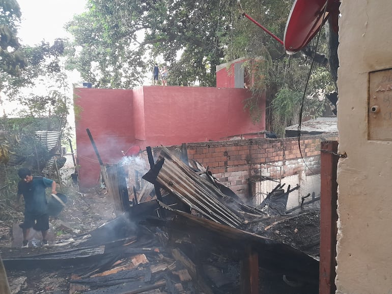 Un incendio consumió por completo una vivienda en el barrio Ricardo Brugada de Asunción esta madrugada.