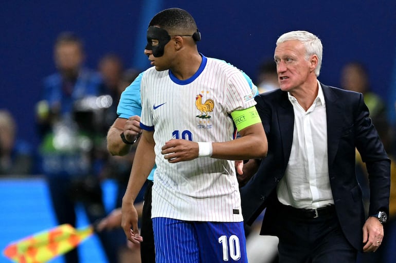 Didier Deschamps (d), seleccionador de Francia, sujeta a Kylian Mbappé en el partido frente a Portugal por los cuartos de final de la Eurocopa 2024 en el Volksparkstadion, en Hamburgo, Alemania.