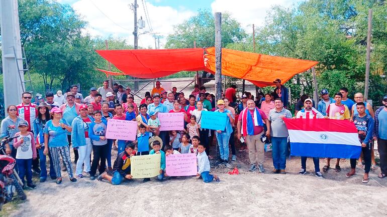 Los usuarios de ande que se manifiestan en Bahia Negra en reclamo de poder vovler a contar con servicio de motores generadores.