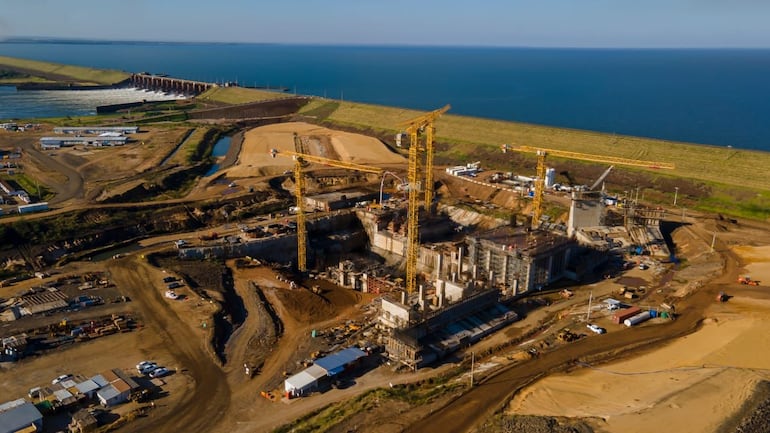 De izquierda a derecha, vertedero del brazo Aña Cuá del río Paraná, obras civiles de la futura central hidroeléctrica del Aña Cuá que construye la Entidad Binacional Yacyretá.