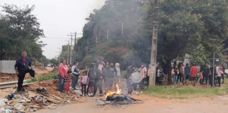 Pobladores y frentistas de la avenida Colonia Elisa de Villa Elisa exigen celeridad en la reparación de la vía.