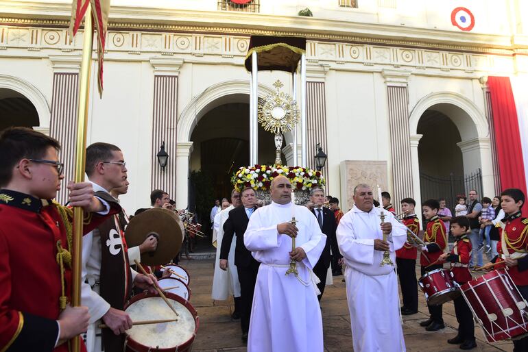 Luego de la solemnidad de Corpus Christi, la procesión comenzó en la Catedral Metropolitana de Asunción.