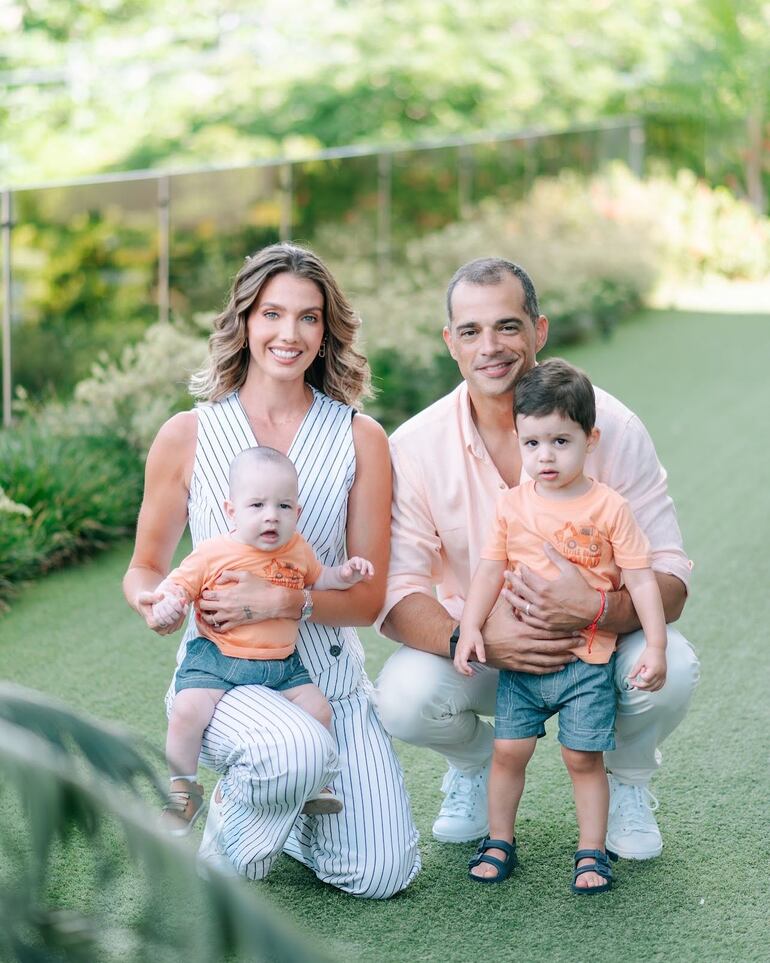 ¡Hermosa familia! Annita Chase y Ricky Guerreros con sus dos peques.(Instagram/Anna Chase)