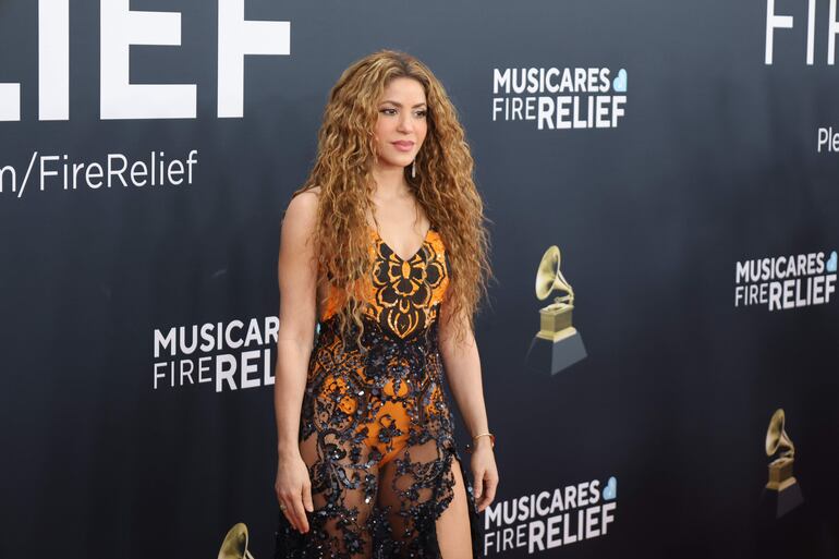 La cantante colombiana Shakira posa en la alfombra roja de la 67 ceremonia anual de los premios Grammy este domingo, en el Crypto.com Arena de Los Ángeles, California.