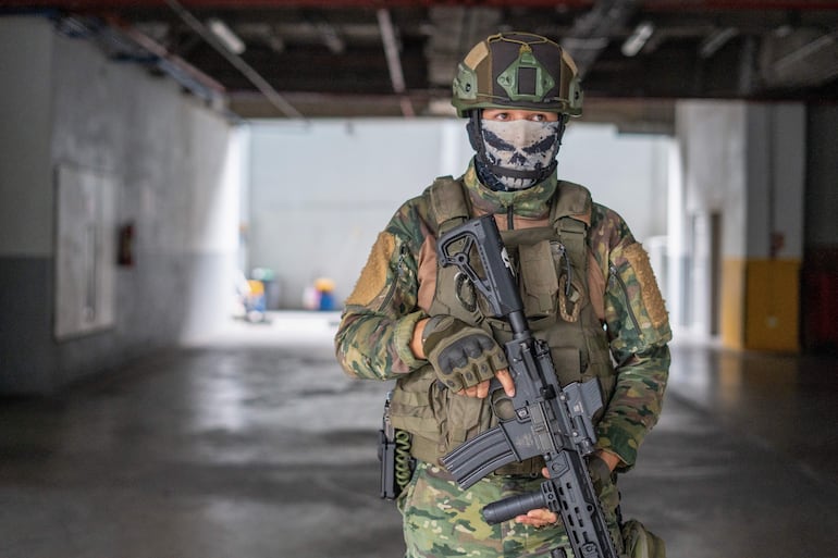 Un soldado ecuatoriano participa hoy en una operativo a pocas cuadras de la sede del canal de televisión TC, donde encapuchados armados ingresaron y sometieron a su personal durante una transmisión en vivo,