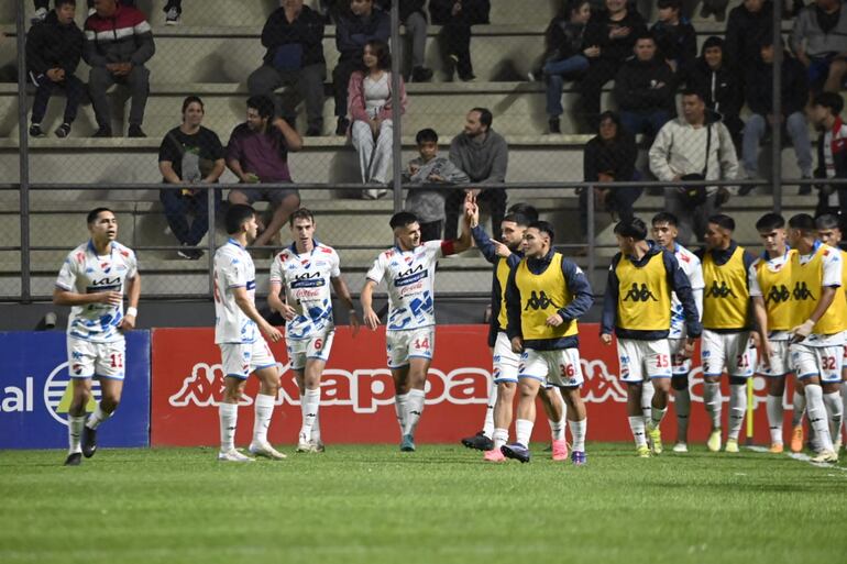 Nacional derrotó a Olimpia y se prende en la lucha por el campeonato