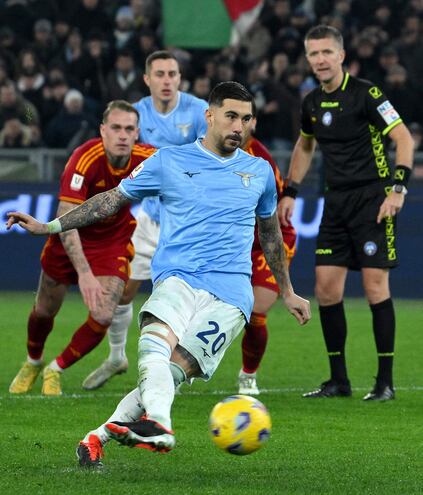 Mattia Zaccagni anota desde el punto penal el gol de la victoria para Lazio ante Roma.