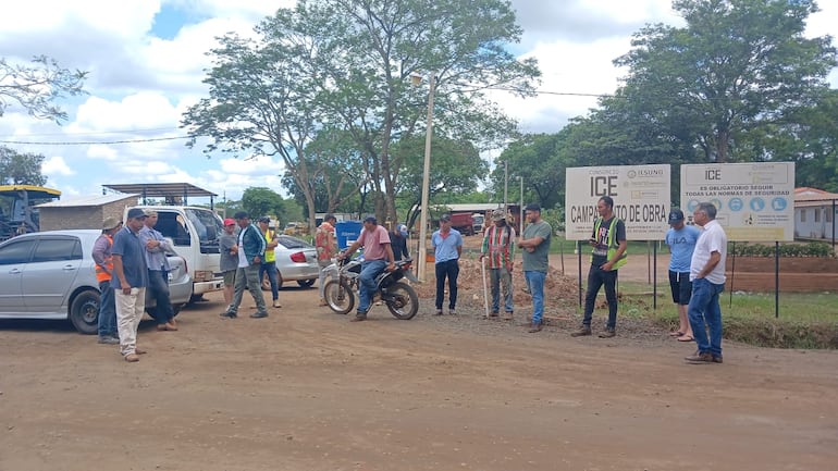 En el distrito de San Pablo, trabajadores exigen pago de salarios y se movilizan bloqueando acceso a la constructora vial