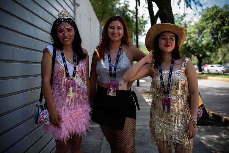 Fans de Taylor Swift llegan al Foro Sol de México para disfrutar del concierto de la cantante estadounidense.