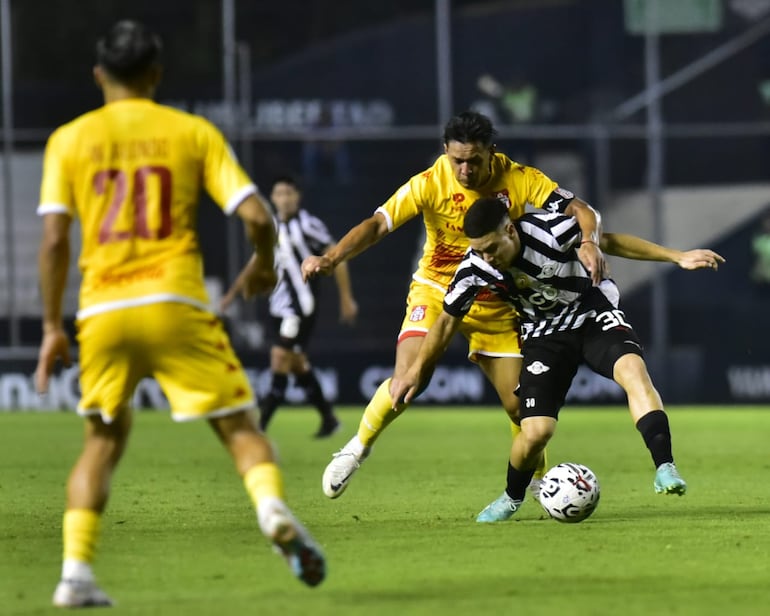 Enso González (d), futbolista de Libertad, pelea por el balón en un partido contra General Caballero de Juan León Mallorquín por el torneo Clausura 2023 del fútbol paraguayo en el estadio La Huerta, en Asunción.