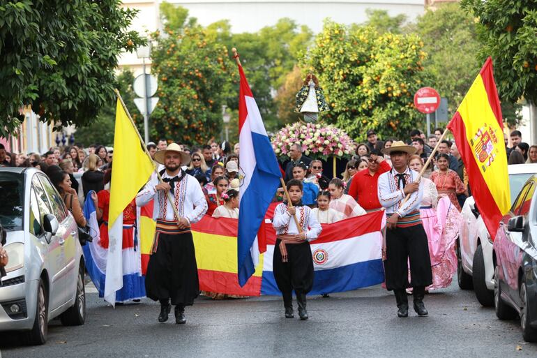 Con una procesión, paraguayos celebran el Día de la Virgen de Caacupé en Sevilla, España.