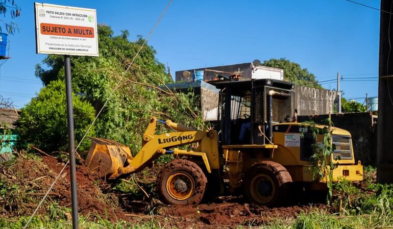 Los funcionarios municipales procederán a limpiar los terrenos sucios, luego de que sus propietarios hayan sido multados por la infracción. (Foto archivo)