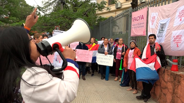 El Dr. Osvaldo Paniagua, vicepresidente del Círculo Paraguayo de Médicos, se refirió a los fondos de Fonaress en conversación con ABC Cardinal. Denunció que “hay personas con enfermedades catastróficas que no reciben los fondos por desatención y desorganización. No hay ni siquiera un sistema que permita acceder”, dijo.