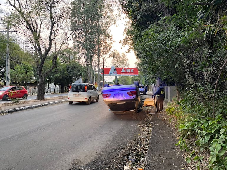 Automóvil volcó como consecuencia de la velocidad y el estado etílico del conductor.