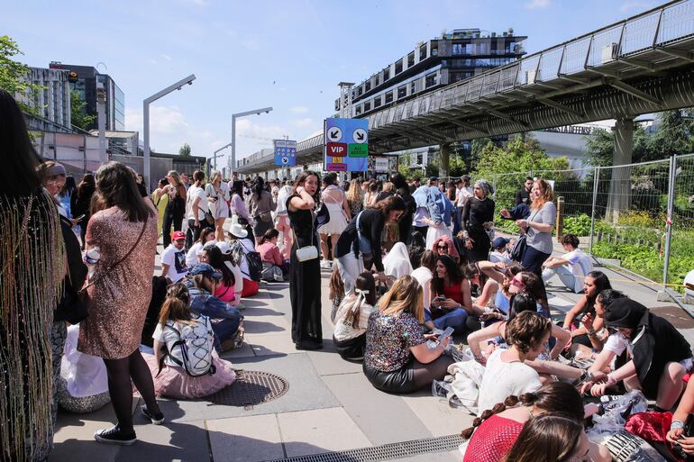 Así acamparon los fans de Taylor Swift's  para asistir al 'Eras Tour' en el Paris La Defense Arena en Nanterre. (EFE/EPA/Teresa Suarez)
