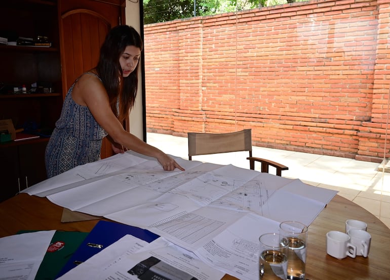 Luciana Amarilla muestra el plano aprobado por la Municipalidad de Asunción, pero habría inconsistencias.