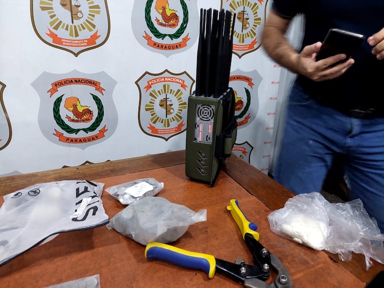 La Policía Nacional incautó en varios allanamientos los inhibidores de señales.