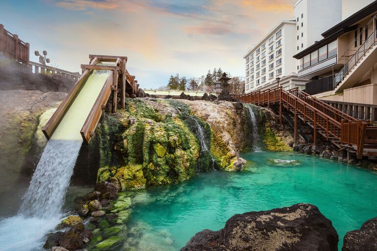 Instalación de aguas termales al aire libre Yubatake, en Kusatsu Onsen, Gunma, Japón. Foto: cowardlion/Shutterstock.com, facilitada por Journalistic.org.