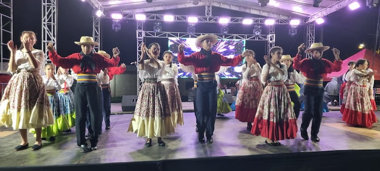 Niños y niñas del ballet folclórico municipal de San Ignacio.