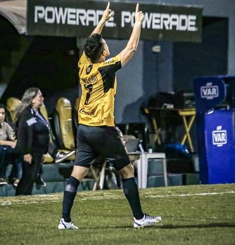 Néstor Camacho, de Guaraní, celebrando su gol ante Cerro Porteño en Dos Bocas.