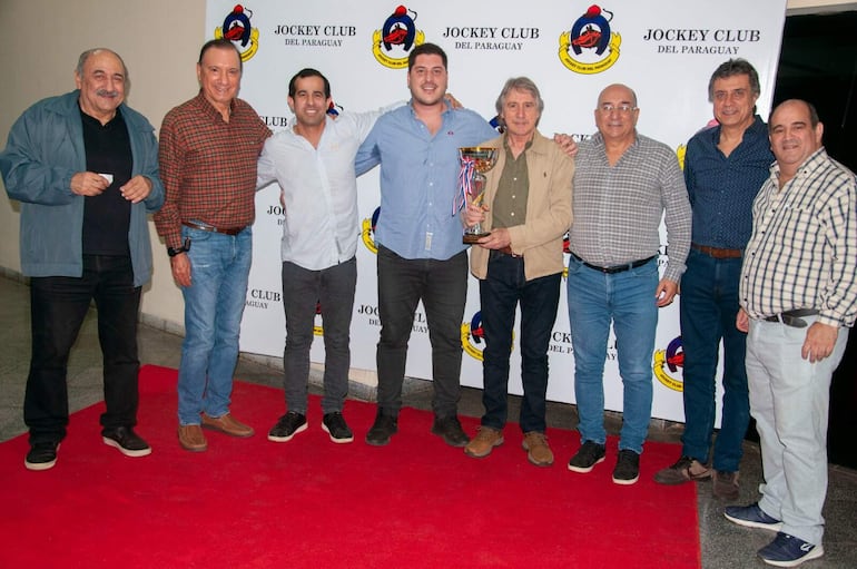 Los dueños de Volcán de Fuego, de la caballeriza 22 de Septiembre, recibieron el premio en la central.