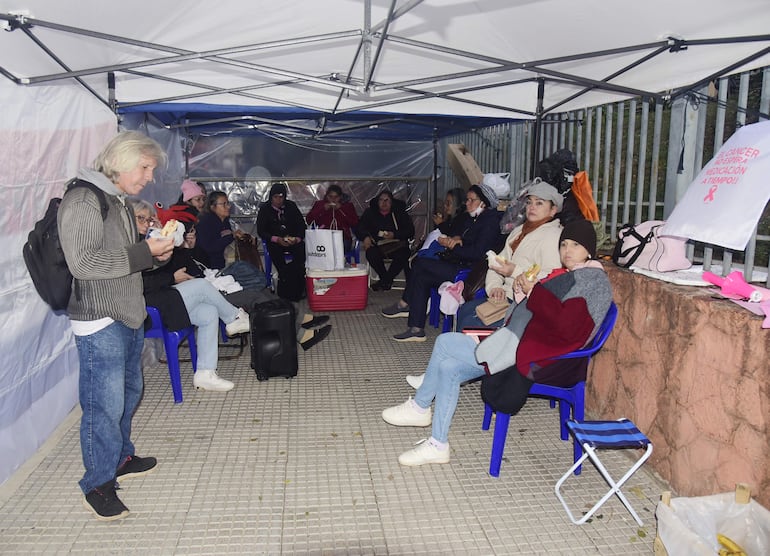 Pacientes armaron carpa de resistencia y permanecen en vigilia frente a la sede del Ministerio de Salud.