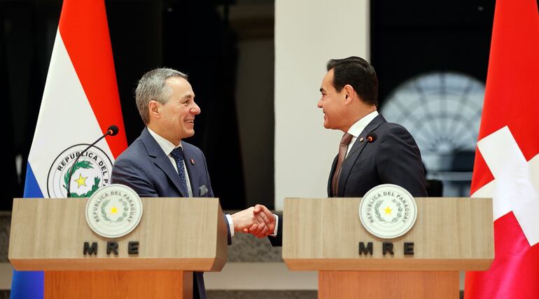 El consejero federal para Asuntos Exteriores de la Confederación Suiza, Ignazio Cassis (i), y el ministro de Relaciones Exteriores de Paraguay, Rubén Ramírez, en una conferencia de prensa este lunes, en Asunción. Ambos resaltaron el relacionamiento de los bloques del Mercosur y EFTA y sus proyecciones.