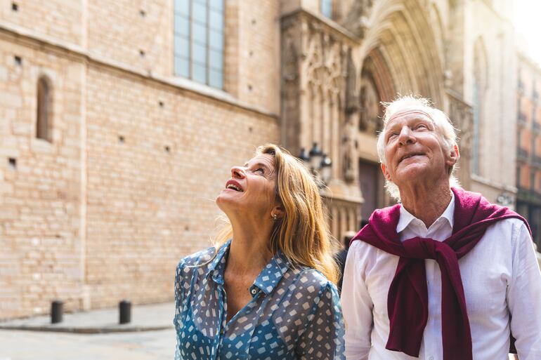 Adultos mayores visitando el casco antiguo de Barcelona.