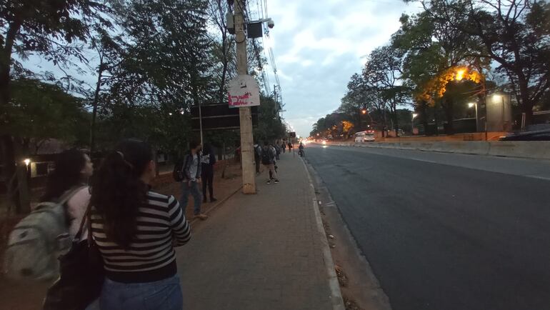 Los estudiantes que van al campus universitario de la UNA denuncian ser víctimas de la inseguridad dentro del sitio y mientras esperan transporte público, cuya carencia también es un problema.