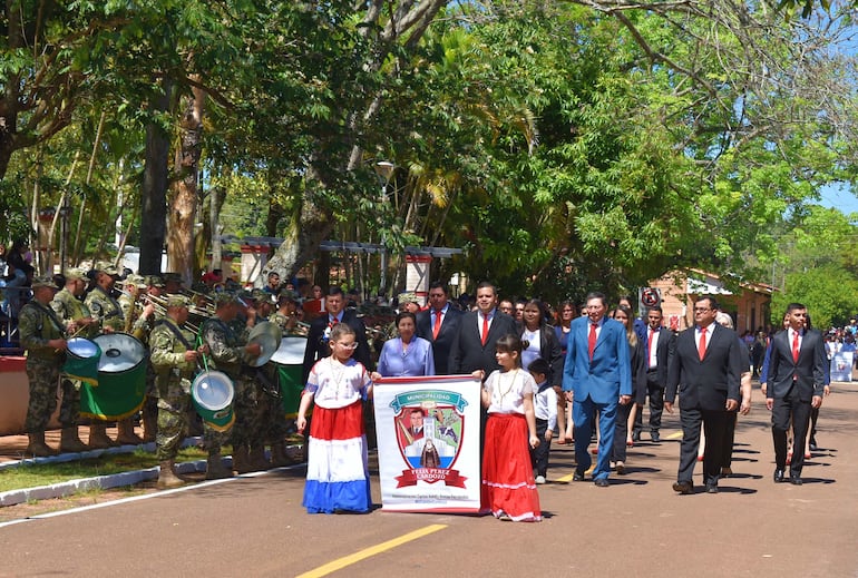 Autoridades municipales participaron del desfile por el aniversario fundacional de Félix Pérez Cardozo. 