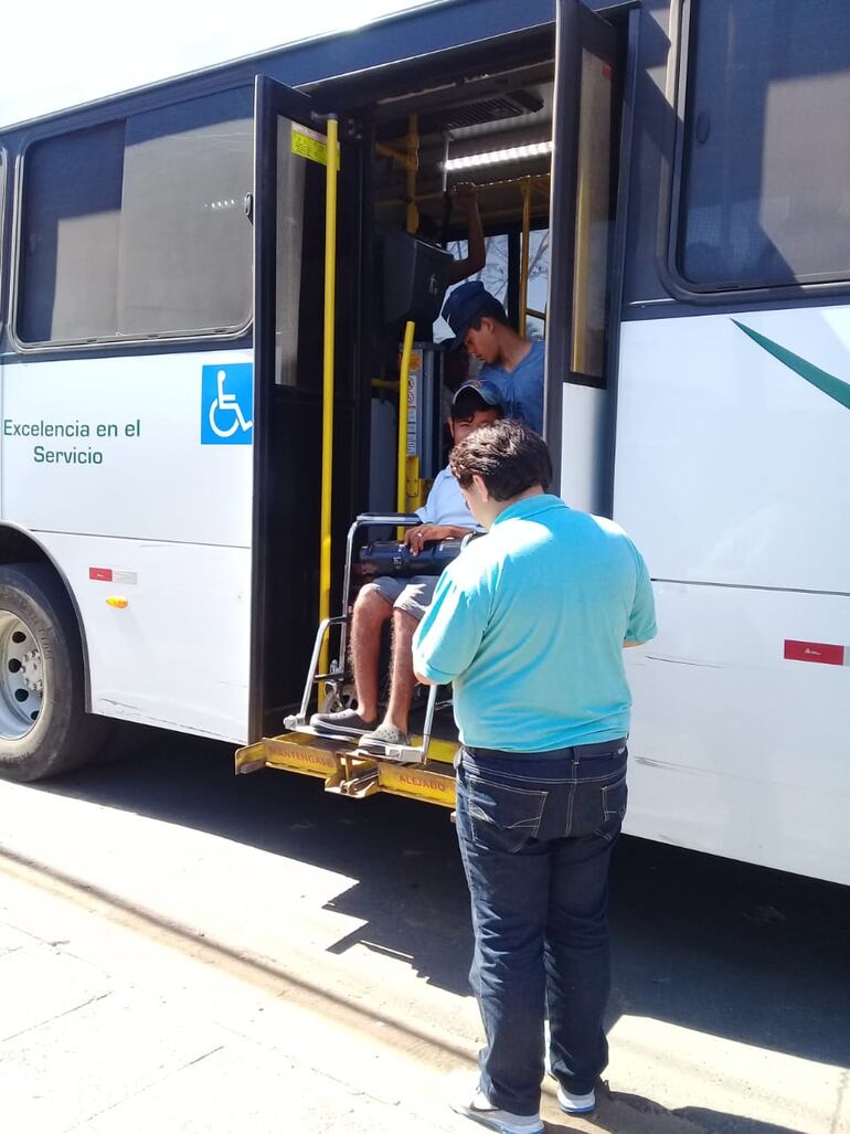Un conductor de la línea 203 detuvo la marcha para ayudar a descender del bus a un joven en silla de ruedas.
