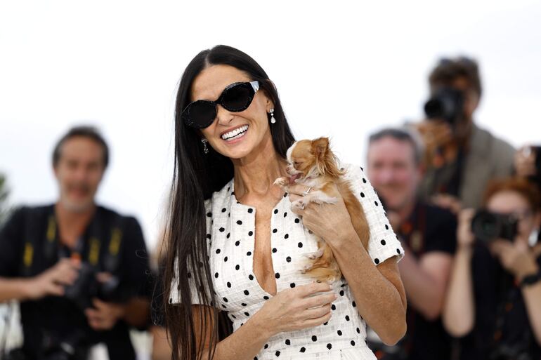 Demi Moore llegó con su chihuahua Pilaf al estreno de 'The Substance' en el Festival de Cannes.