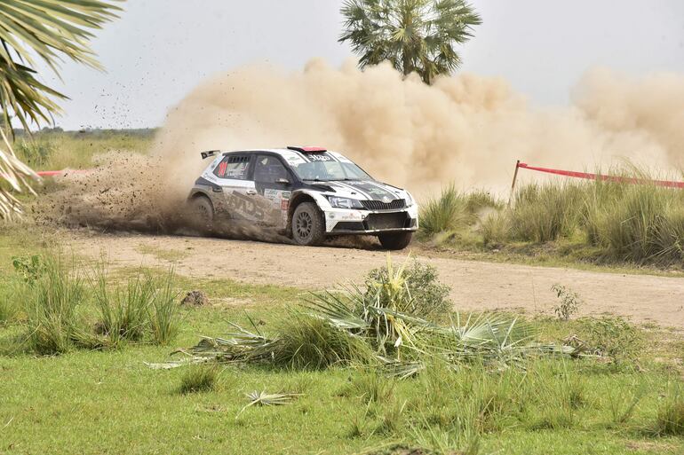 Matías Domínguez y Marco Méndez, con este Škoda Fabia R5 y nuevo diseño, subieron al tercer lugar del podio en la clasificación general y se quedaron con el triunfo en la RC2B sobre Fernando Servín y Franco Pappalardo.