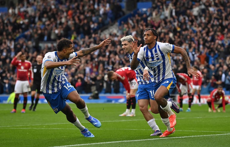 El paraguayo Julio Enciso (c), jugador del Brighton, celebra un gol en el partido frente al Manchester United por la segunda fecha de la Premier League 2024-2025 en el estadio American Express, en Brighton, Inglaterra.