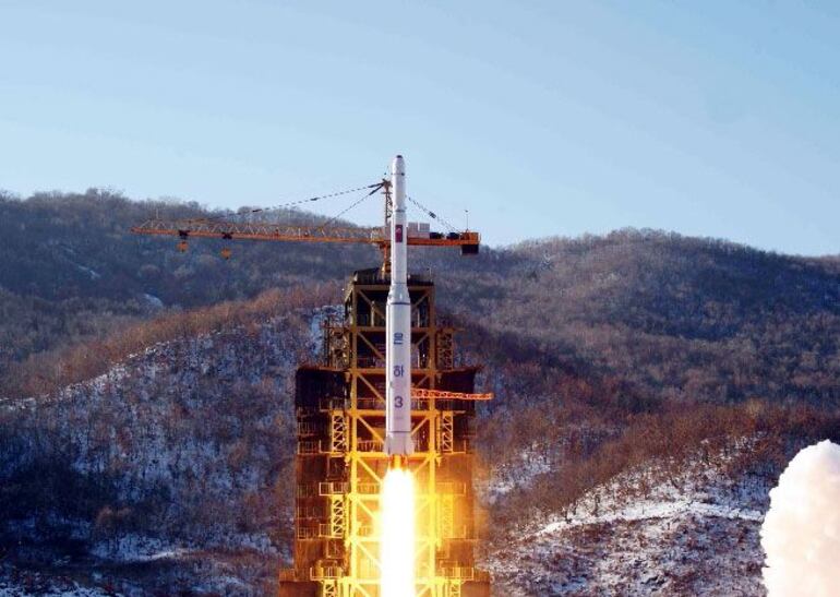 Corea del Norte afirmó este martes que logró poner en órbita un satélite militar de vigilancia, un desafío a resoluciones de la ONU que le prohíben utilizar tecnologías de misiles balísticos y que fue condenado firmemente por Estados Unidos y Japón.