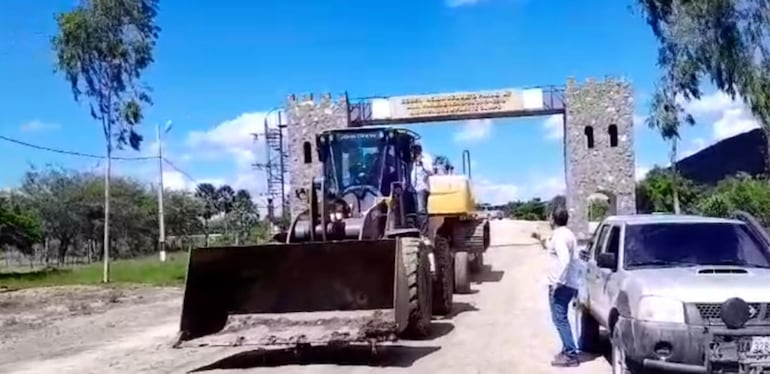 La maquinaria de la Gobernación de Alto Paraguay en uno de los tramos críticos del acceso entre Fuerte Olimpo y Toro Pampa.  