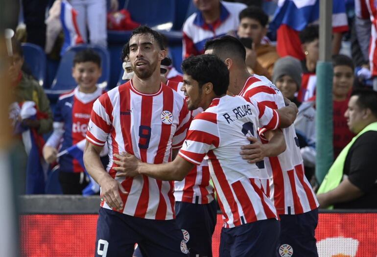 Gabriel Ávalos (i), Robert Rojas (c) y Fabián Balbuena (d), jugadores de la selección paraguaya, celebran un gol en el partido contra Nicaragua en el amistoso de la Fecha FIFA de junio en el estadio Defensores del Chaco, en Asunción.