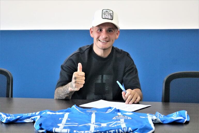 Cristian Núñez, en la firma de contrato con Godoy Cruz de Argentina.