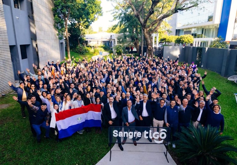 El gran equipo de Tigo Paraguay celebra su 32º aniversario.