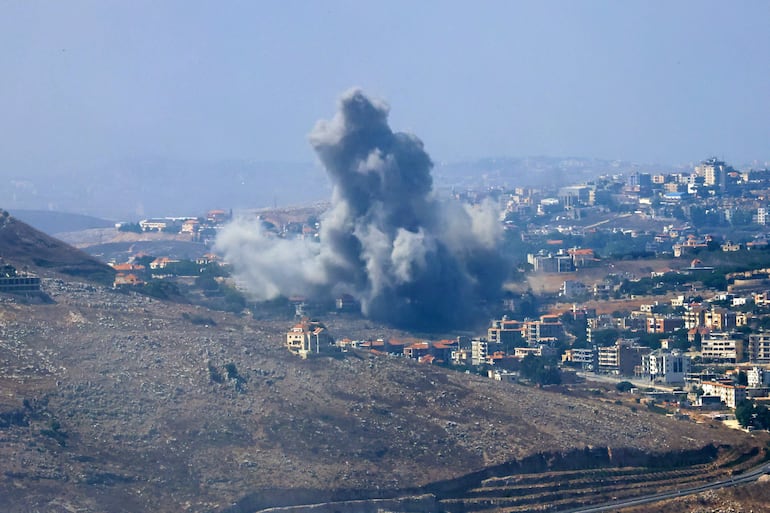 Columnas de humo se elevan tras un ataque aéreo israelí que tuvo como objetivo pueblos del sur del Líbano, visto desde Marjaayoun, en el sur del Líbano,este miércoles.