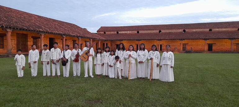 Coro de la comunidad Pindó se presentó ayer en la Misión Jesuítica Guaraní en San Cosme y Damián en el marco del aniversario 30° de la declaración como Patrimonio de la Humanidad de los remanentes de las misiones.