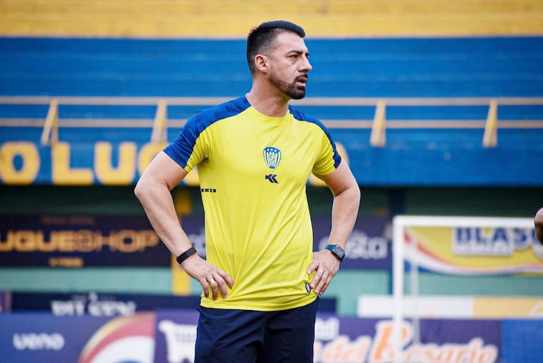 Julio Cesar Cáceres, entrenador del Sportivo Luqueño.