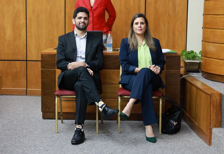 El diputado Raúl Benítez y la exsenadora Kattya González, invitados del nuevo senador.