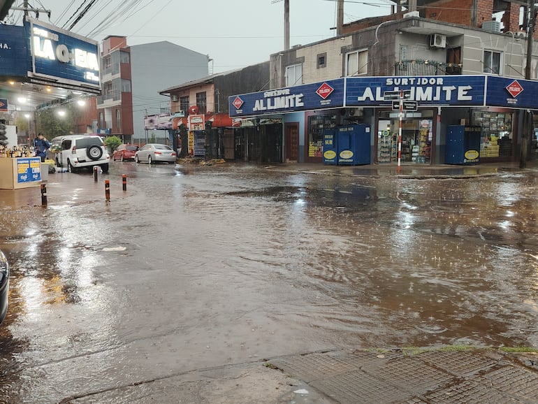 Acumulación de agua en uno de los puntos críticos del microcentro encarnaceno, la intersección de las calles Lomas Valentinas y Constitución Nacional.