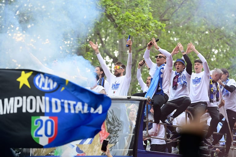 Inter Milan's Argentine forward #10 Lautaro Martinez (C) celebrates with teammates and staff during a parade to celebrate the 'scudetto' after the Italian Serie A football match between Inter Milan and Torino in Milan,  on April 28, 2024. Inter clinched their 20th Scudetto with a 2-1 victory over AC Milan on April 22, 2024. (Photo by Piero CRUCIATTI / AFP)