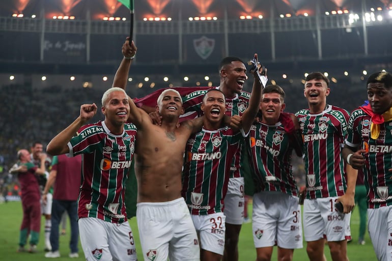 Jugadores de Fluminense celebran tras ganar hoy, un partido de la final de la Copa Libertadores entre  Boca Juniors y Fluminense en el estadio de Maracaná, en Rio de Janeiro (Brasil).
