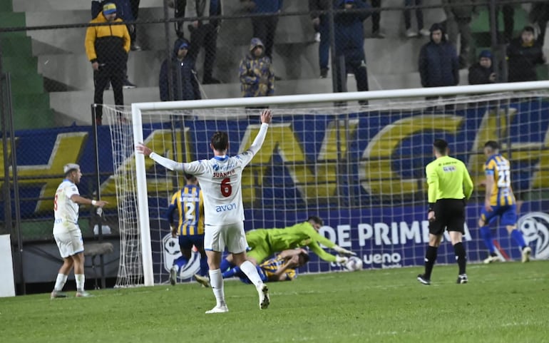 Alfredo Aguilar, jugador de Sportivo Luqueño, intenta sostener la pelota luego del cabeza de Sergio Bareiro (i), futbolista de Nacional, en un partido por la quinta fecha del torneo Clausura 2024 del fútbol paraguayo en el estadio Arsenio Erico, en Asunción.