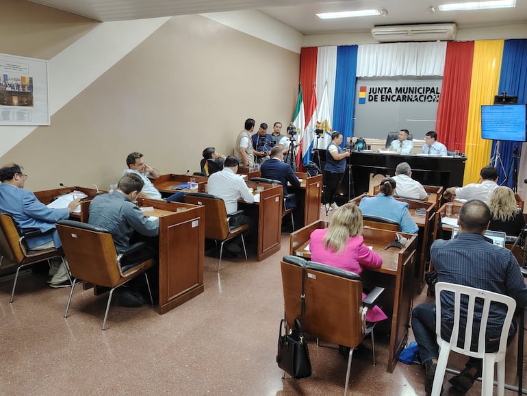 La Junta Municipal aprueba entregar el aeropuerto de Encarnación a Dinac