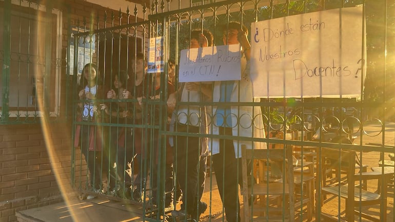 Estudiantes del CTN de Encarnación se manifestaron para pedir almuerzo escolar y rubros docentes