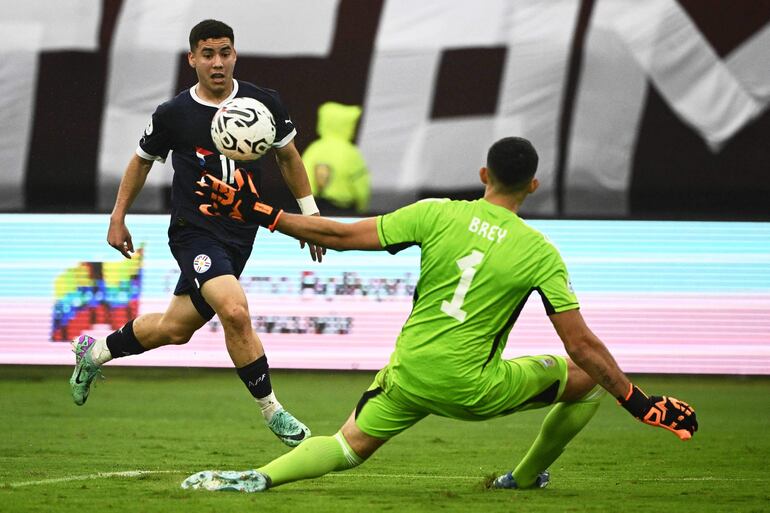 El paraguayo Enso González dispara para marcar un gol durante el partido de fútbol del Torneo Preolímpico CONMEBOL Venezuela 2024 entre Argentina y Paraguay en el estadio Brígido Iriarte de Caracas el 8 de febrero de 2024.
